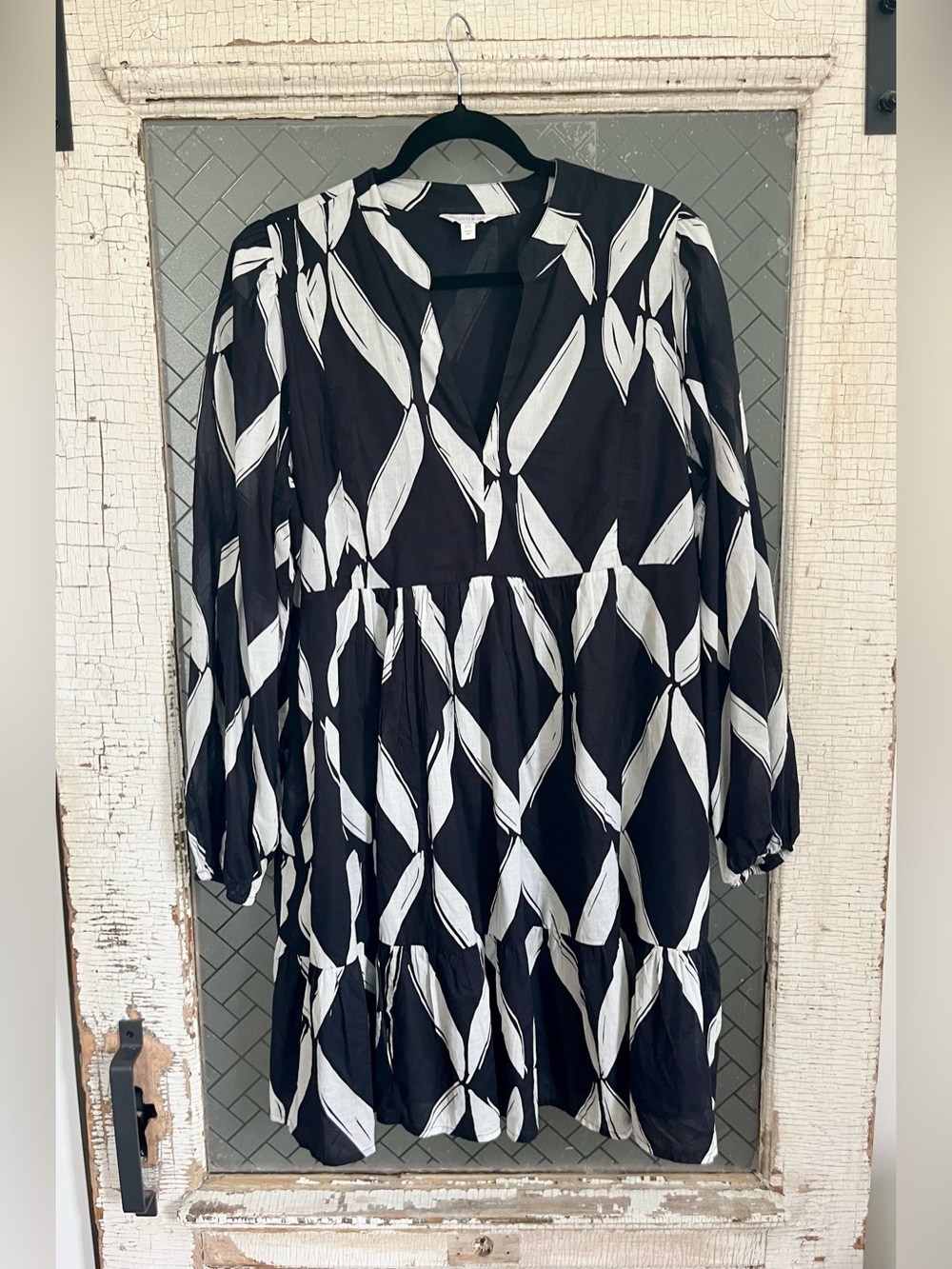 crown & ivy Black and White V-Neck Tiered Long Sleeve Dress